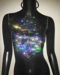 Détail du haut dos nu avec strass brillants et maille métallique pour tenue de soirée