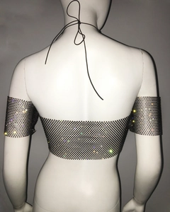 Détails des strass scintillants sur le haut bustier en résille et manches séparées