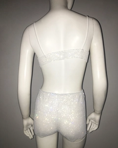 Rückansicht des zweiteiligen Strass-Sets mit rückenfreiem Top und High-Waist-Shorts