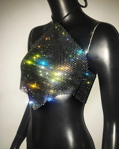 Détail du haut licou en résille avec strass colorés et coupe d'ourlet en losange