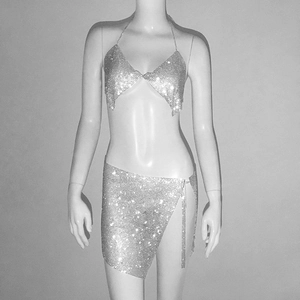 Détail d'un ensemble deux pièces en strass argenté avec haut licou et mini-jupe à lacets