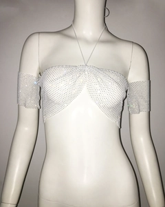 Détail d'un top licou blanc orné de strass et de ses mancherons assortis en maille