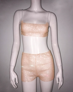 Detailansicht eines rosa Strass-Zweiteilers aus bauchfreiem Top und Shorts auf Mannequin