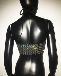 Détail du haut dos nu à strass montrant le design ouvert et les cristaux brillants