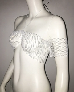 Détail d'un haut en résille orné de strass brillants avec manchons assortis en gros plan