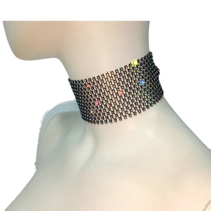 Collier ras du cou en résille avec strass multicolores brillants pour soirée
