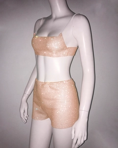 Nahaufnahme von funkelndem Strass-Top und Shorts-Set in Champagnergold für Damen