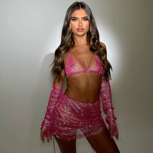 Détail d'un ensemble trois pièces en résille rose strassé avec paillettes scintillantes