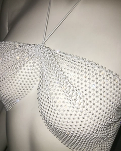 Détail du haut dos nu blanc avec strass étincelants et finitions en chaîne métallique chic