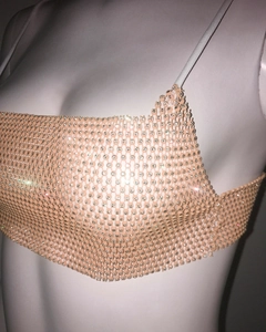Makroaufnahme des Strass-Mesh-Bodysuits mit funkelnden Kristallketten-Details