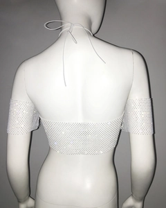 Détail du haut court en maille strass blanc avec licou et mancherons assortis