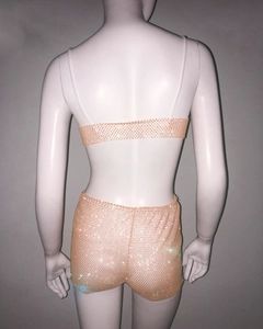 Rückansicht eines champagnergoldenen zweiteiligen Sets aus Strass-Top und Shorts