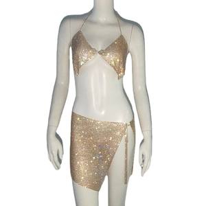 Ensemble de soirée sexy doré avec strass, haut dos nu et mini-jupe fendue latérale