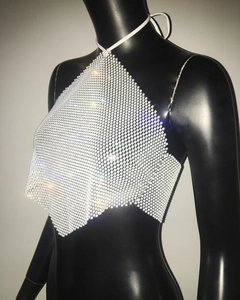 Vue détaillée du haut dos nu en maille argentée orné de strass brillants et fins
