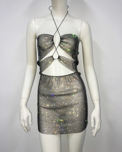 Détail des strass scintillants sur la robe dos nu en maille métallique de fête