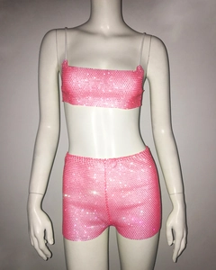 Detail eines rosa Strass-Zweiteilers mit funkelndem Crop-Top und High-Waist-Shorts