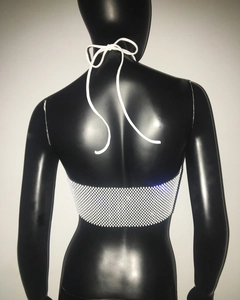 Détail du haut en résille blanche avec strass brillants et dos nu à cordon de serrage