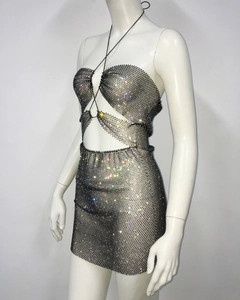 Détail de robe en maille strass noire avec dos nu et design ajouré pour les soirées