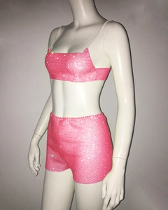 Detailaufnahme der funkelnden rosa Strassverzierung am Crop-Top und Shorts-Set