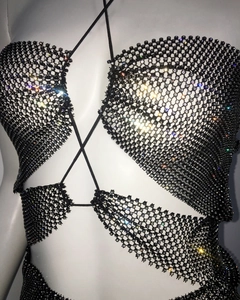 Détail de la chaîne de corps en maille strass noire avec bretelles croisées
