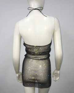 Détail de la robe licou en résille avec strass colorés brillants et liens à nouer dans le dos
