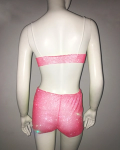 Detailansicht der Rückseite eines pinken Strass-Zweiteilers mit Top und engen Shorts