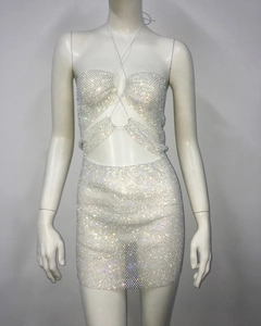Détail d'un ensemble deux pièces en mesh blanc avec strass scintillants et col licou