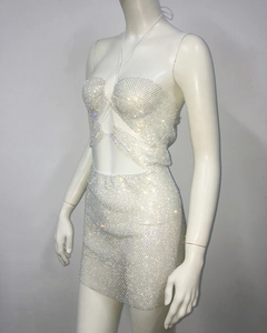 Détail de l'ensemble deux pièces à strass avec haut dos nu et mini-jupe moulante