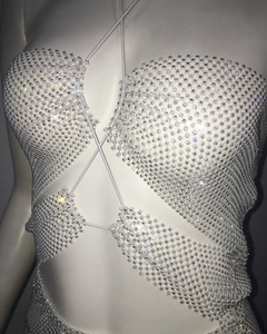 Gros plan sur la chaîne de corps en maille strass blanche avec cristaux étincelants