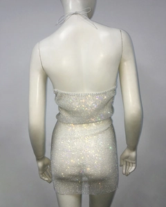 Détail du dos nu avec laçage sur robe courte en maille et strass brillants