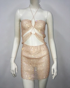 Détail du haut dos nu croisé et de la mini-jupe avec des strass colorés haute densité