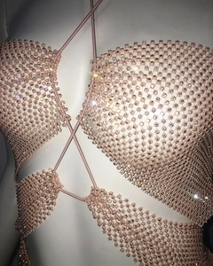 Vue détaillée de la chaîne de corps en maille strass de luxe avec sangles croisées