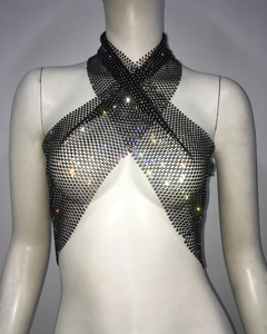 Détail du haut dos nu en résille noire orné de strass colorés étincelants