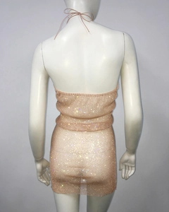Détail du dos d'une robe résille or rose avec strass brillants et fermeture dos nu
