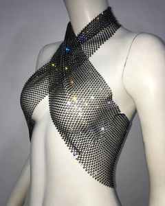 Détail du haut licou en résille avec strass colorés et design croisé sur le devant