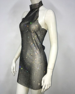 Détail de la robe licou en maille noire avec strass scintillants pour la fête