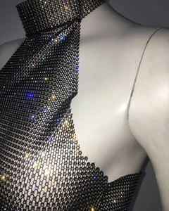 Gros plan sur une robe filet noire avec strass scintillants sur un mannequin de mode