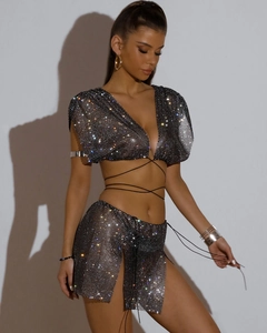 Detail von Strass-Mesh-Crop-Top und Minirock mit Seitenschlitz und Schnürbändern
