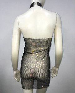 Gros plan sur la robe en maille noire scintillante et son ras-du-cou en strass