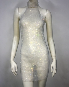 Détail d'une mini-robe en résille argentée avec strass denses et encolure licou élégante