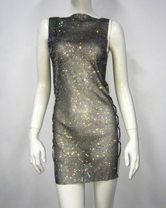 Détail d'une mini robe en maille strass scintillante avec fente latérale et laçage