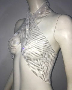 Détail du haut dos nu en résille à strass brillants avec détails de chaîne en argent