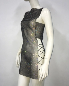 Détails de la mini-robe en maille argentée avec strass colorés et laçage sur le côté