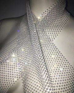 Détail du haut en résille avec strass et perles blanches, design à encolure croisée