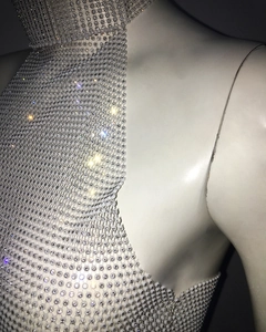Détail macro du tissu en maille de strass étincelant sur cette robe courte dos nu