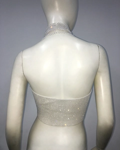 Détail d'un haut résille à strass avec dos croisé sur un mannequin féminin
