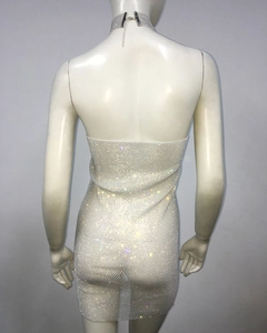 Détails de la mini robe en maille strassée brillante avec décolleté dos nu et tour de cou