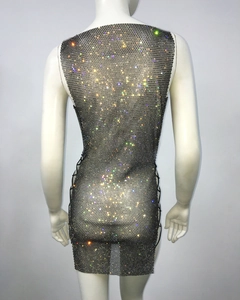 Détail d'une robe résille à strass avec cristaux scintillants et lacets sur le côté
