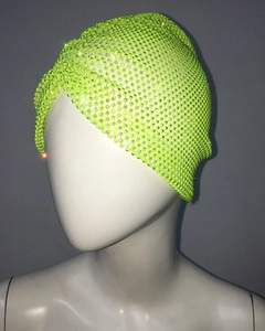 Detail der neongrünen Netzhaube mit glitzernden Strasssteinen auf Mannequin