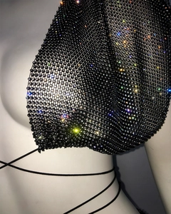 Detail von schwarzem Netz-Oberteil mit glitzernden Strasssteinen und Wickelriemen-Design